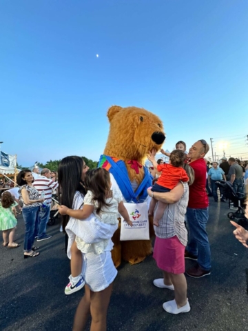 children playing with the mascot